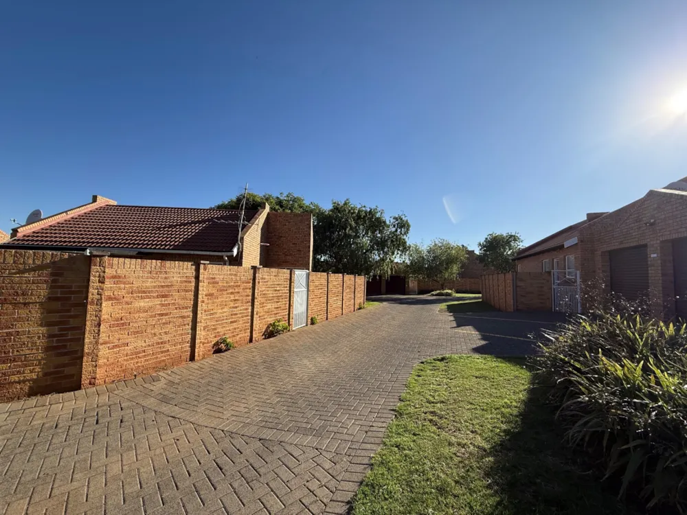 Townhouse for sale in Langenhovenpark - 1BX1717703 Townhouse for sale in Langenhovenpark - 1BX1717703