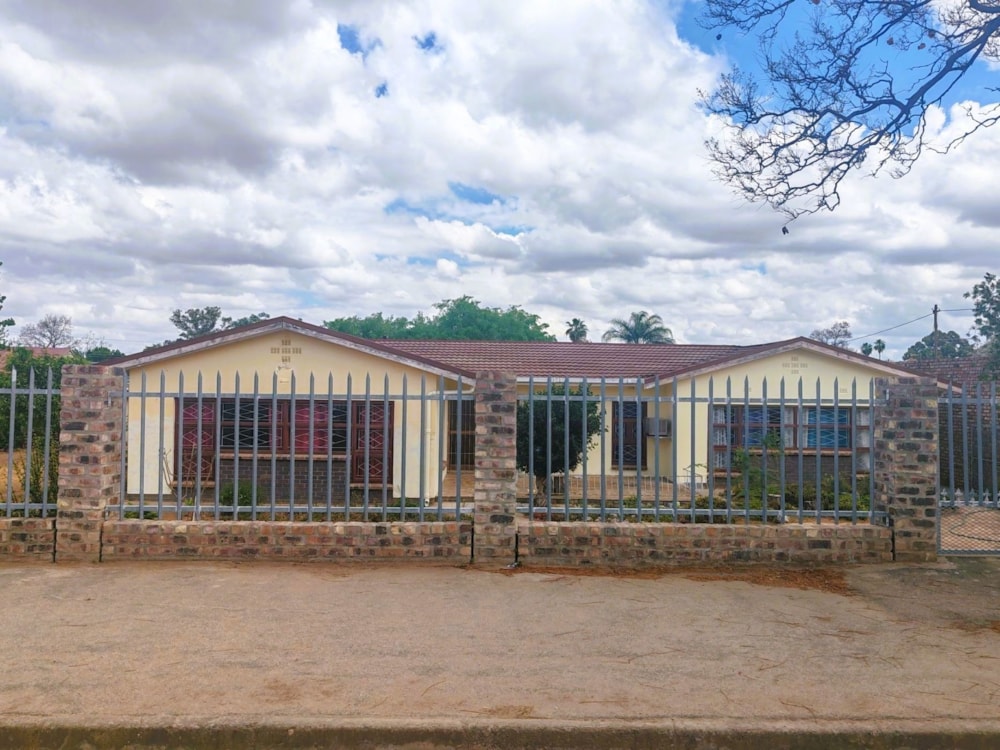 House for sale in Oudtshoorn North - 1OU1718303