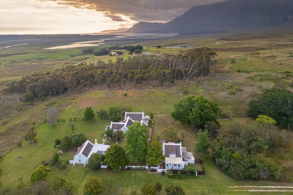 Fynbos farm for sale in Hermanus Rural - HF1699799