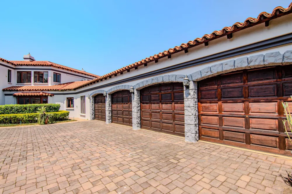 Double-storey house for sale in Mooikloof Equestrian Estate - PT1718092 Double-storey house for sale in Mooikloof Equestrian Estate - PT1718092