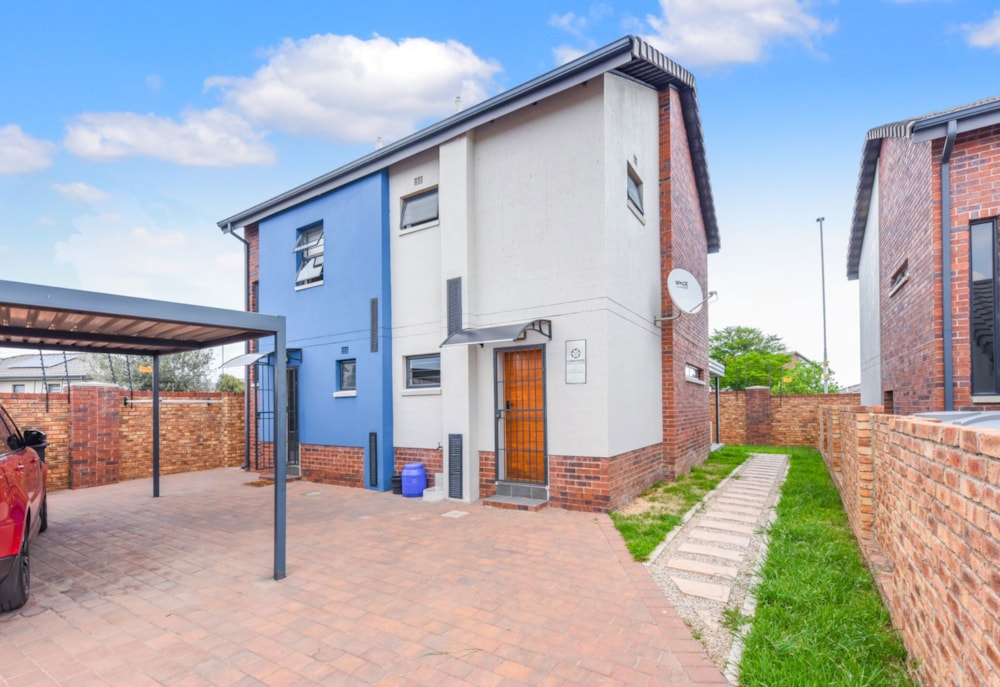 Double-storey house for sale in Lion Pride - FW1717480