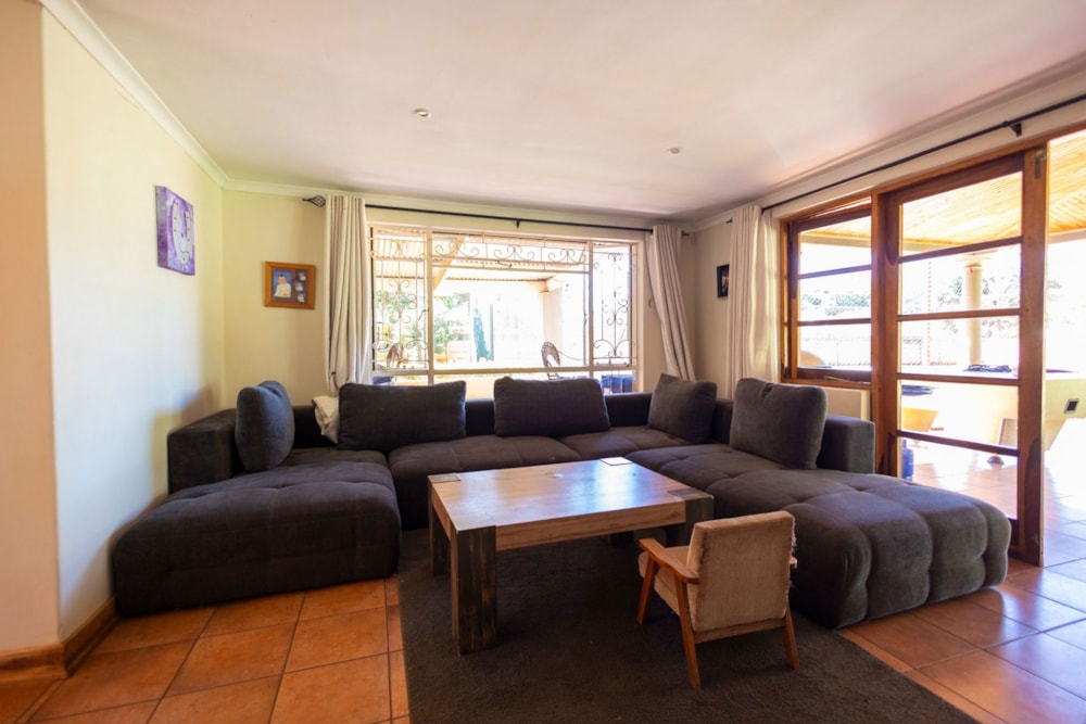 Double-storey house for sale in Ballantyne Park, Zimbabwe - 3ZB1716877 Double-storey house for sale in Ballantyne Park, Zimbabwe - 3ZB1716877