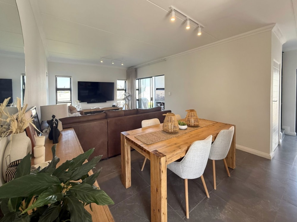 Double-storey house for sale in Peach Tree - 1CU1717164