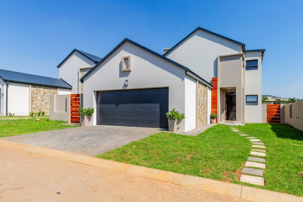 Security estate home for sale in La Camargue - 1HR1717155 Security estate home for sale in La Camargue - 1HR1717155