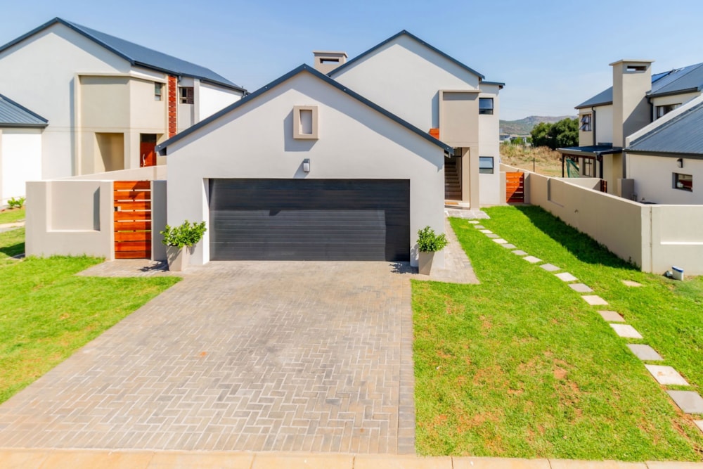 Security estate home for sale in La Camargue - 1HR1717155