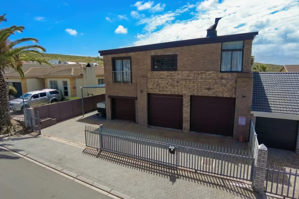 Double-storey house for sale in Saldanha Bay - LA1717491 Double-storey house for sale in Saldanha Bay - LA1717491