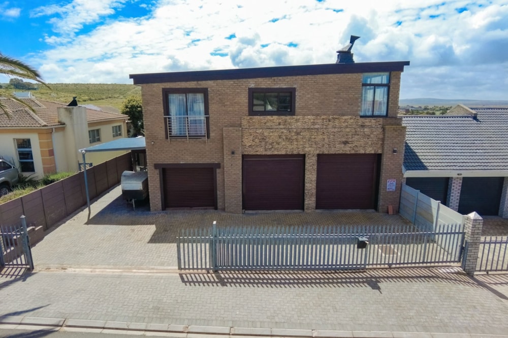 Double-storey house for sale in Saldanha Bay - LA1717491 Double-storey house for sale in Saldanha Bay - LA1717491