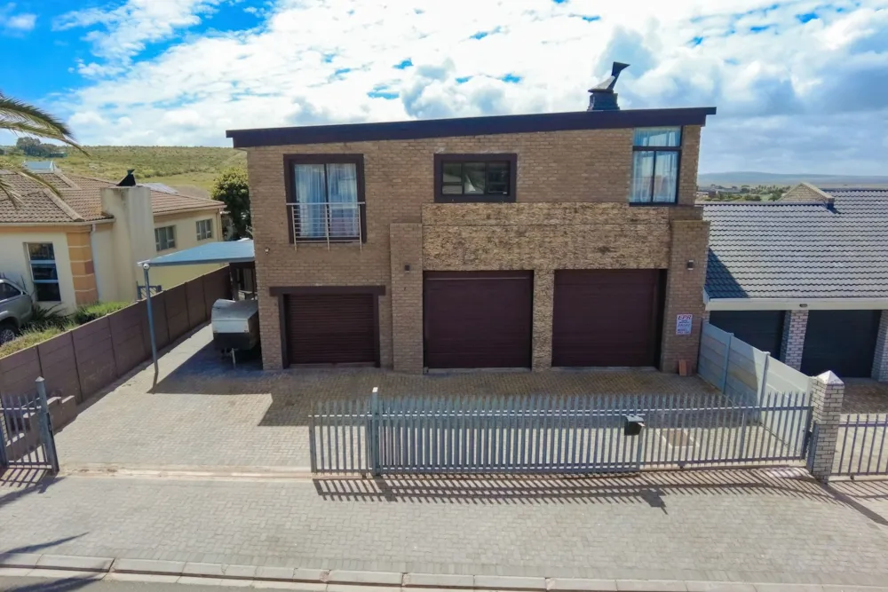 Double-storey house for sale in Saldanha Bay - LA1717491 Double-storey house for sale in Saldanha Bay - LA1717491