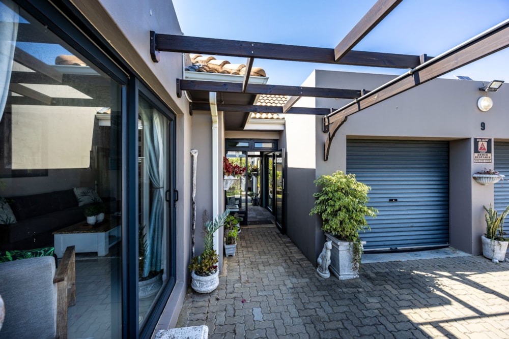 House for sale in Kidds Beach - 1EZ1718041