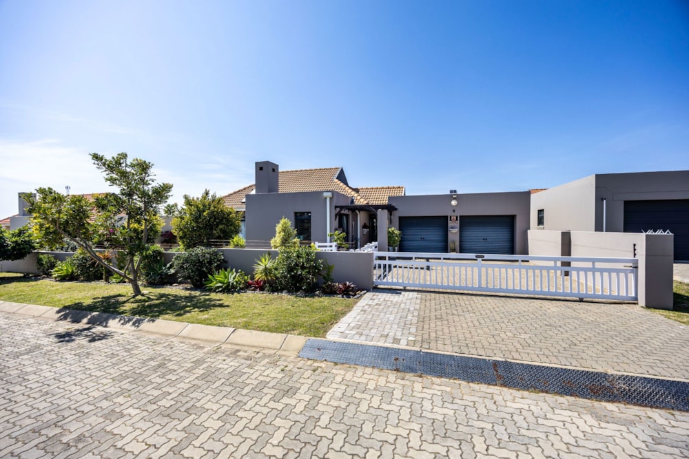 House for sale in Kidds Beach - 1EZ1718041