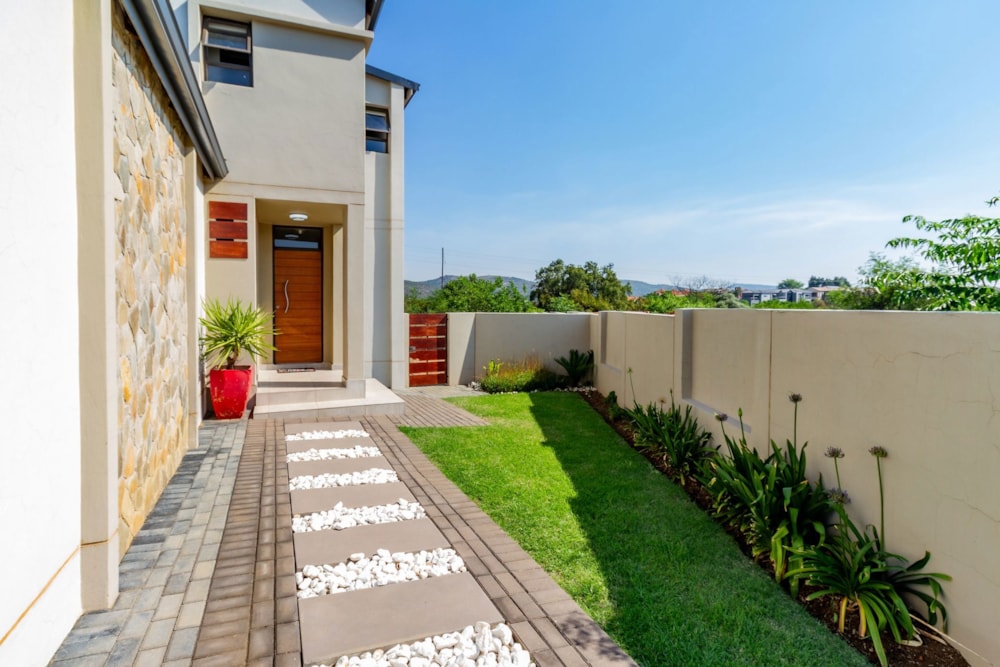 Security estate home for sale in La Camargue - 1HR1717533