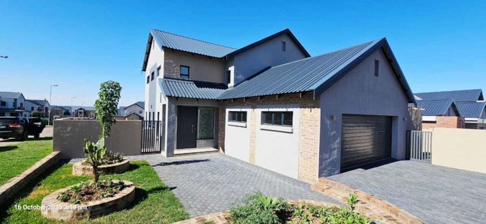 Double-storey house for sale in Golden Fields Estate - CN1718559