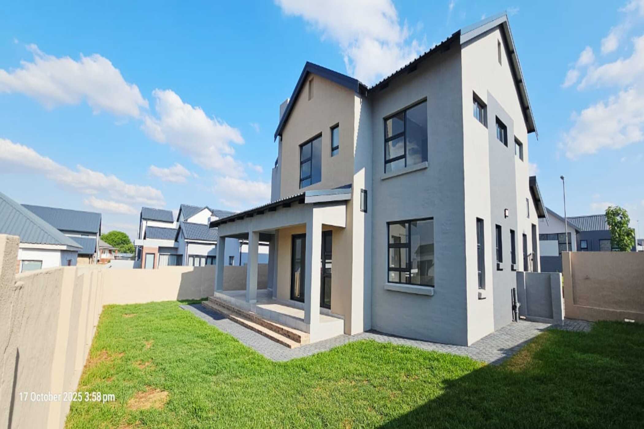 Double-storey house for sale in Golden Fields Estate - CN1718559