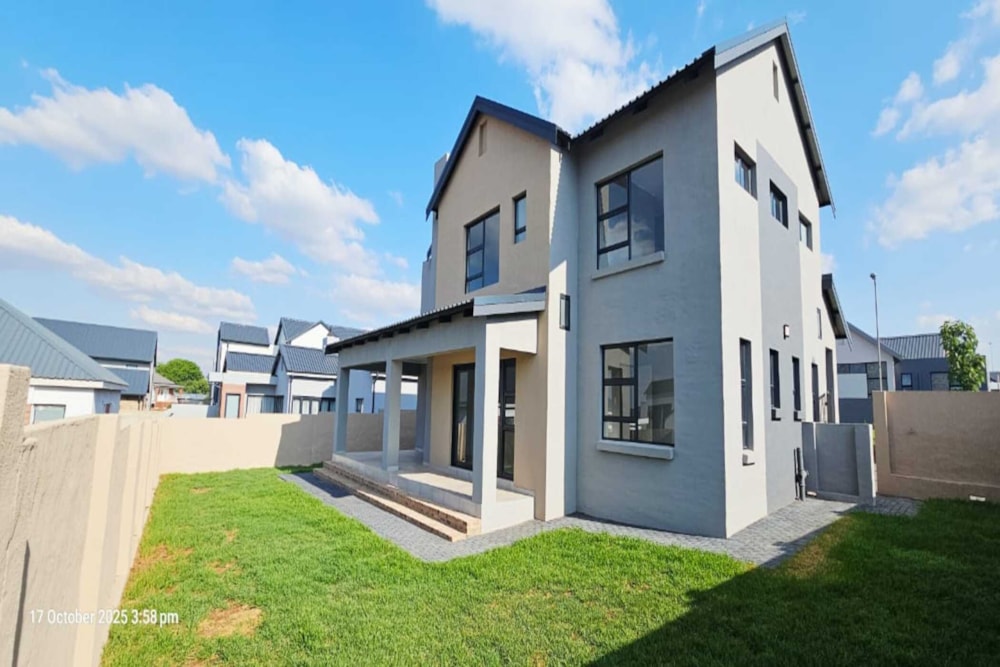 Double-storey house for sale in Golden Fields Estate - CN1718559