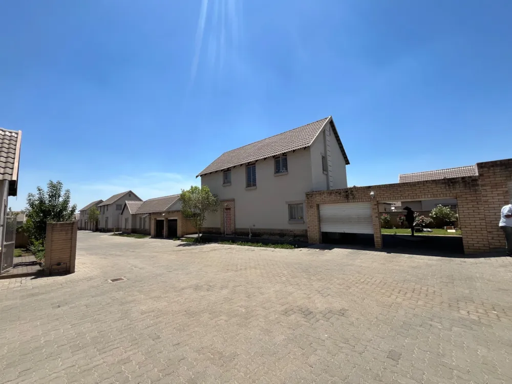 Double-storey house for sale in Equestria - PT1719406 Double-storey house for sale in Equestria - PT1719406