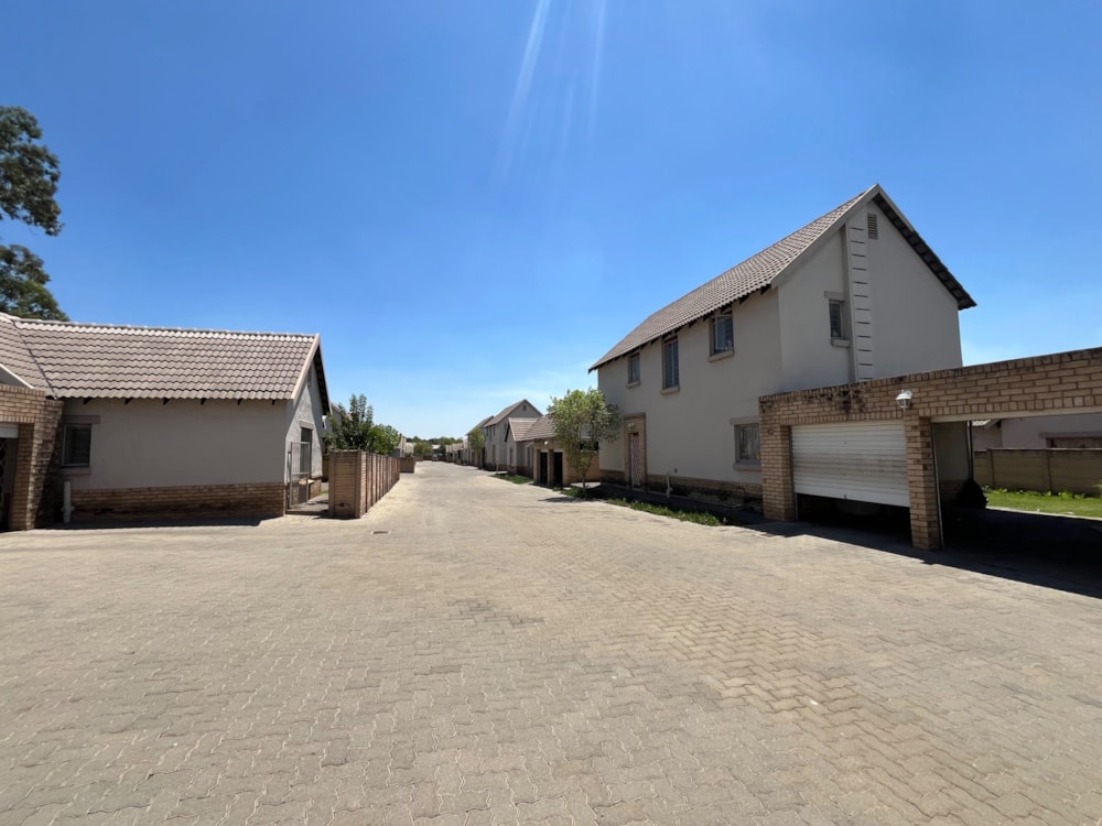 Double-storey house for sale in Equestria - PT1719406 Double-storey house for sale in Equestria - PT1719406