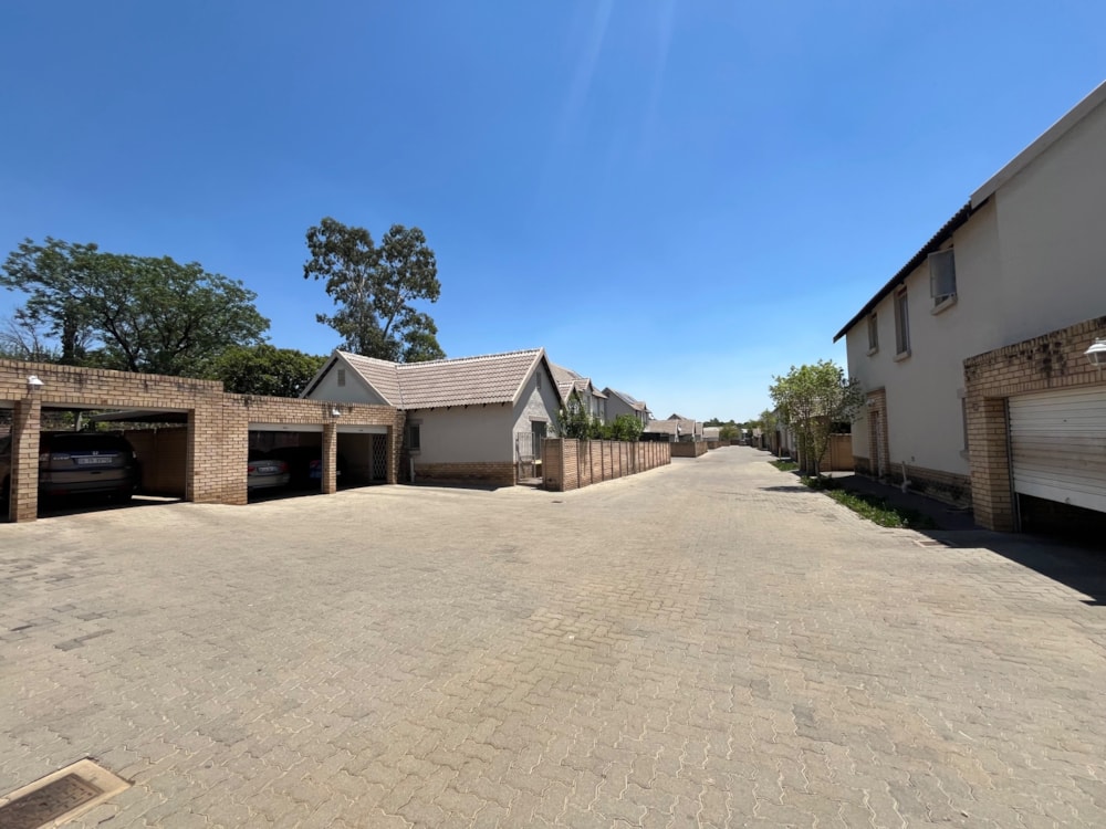 Double-storey house for sale in Equestria - PT1719406 Double-storey house for sale in Equestria - PT1719406