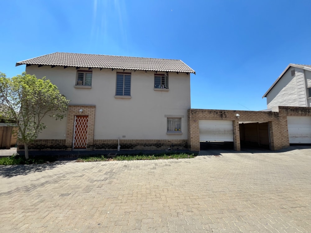 Double-storey house for sale in Equestria - PT1719406 Double-storey house for sale in Equestria - PT1719406