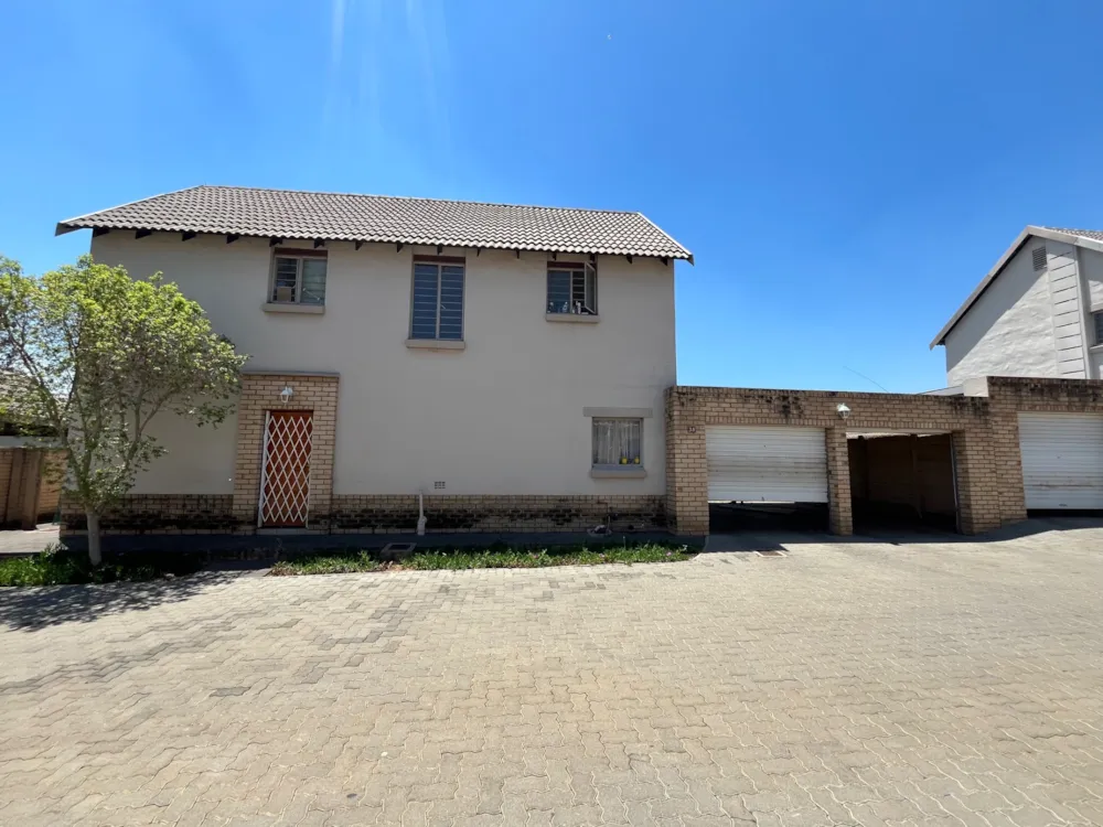 Double-storey house for sale in Equestria - PT1719406 Double-storey house for sale in Equestria - PT1719406