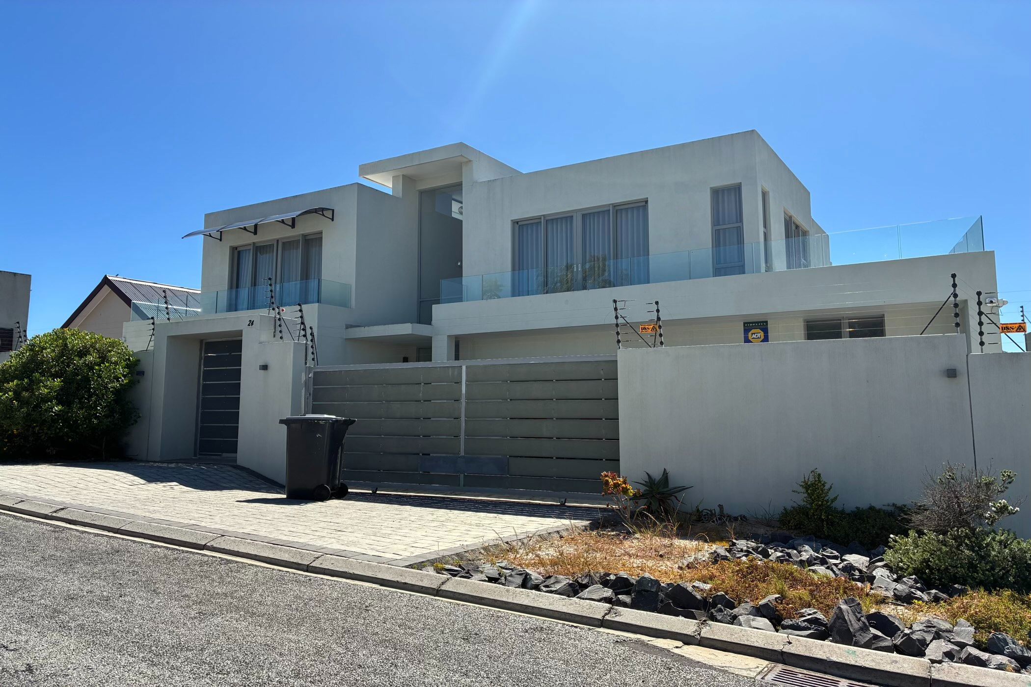 House let in West Beach, Blouberg - 1TV1671327