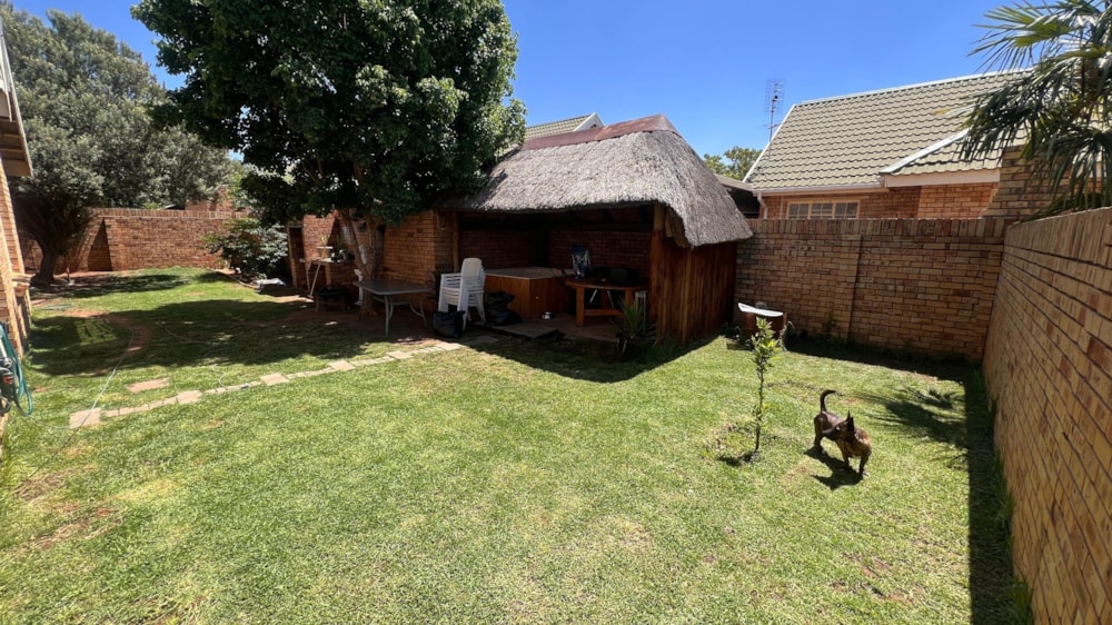 Townhouse for sale in Heuwelsig, Bloemfontein - 1BX1714735
