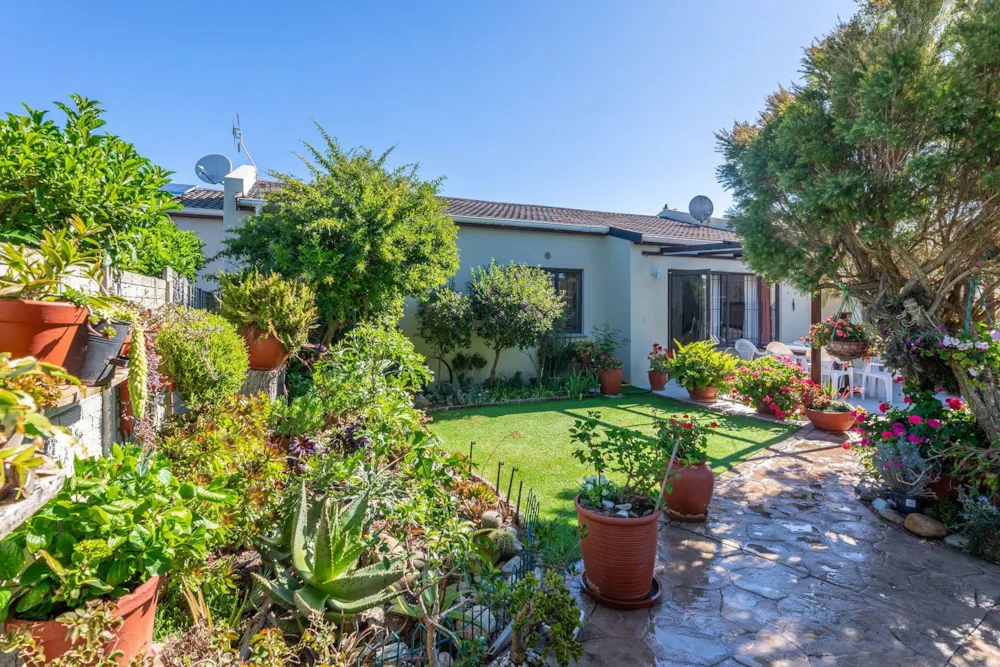 Security complex home sold in Table View - 1TV1717853 Security complex home sold in Table View - 1TV1717853