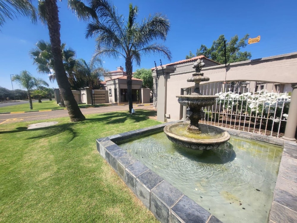 Townhouse for sale in Dan Pienaar - 1BX1719242