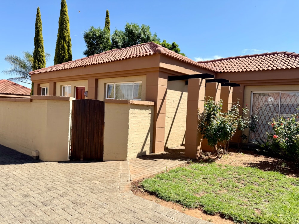 Townhouse for sale in Langenhovenpark - 1BX1721047 Townhouse for sale in Langenhovenpark - 1BX1721047