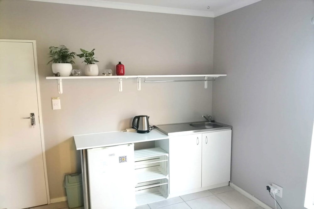 Garden cottage to rent in Table View - 1TV1722173 Garden cottage to rent in Table View - 1TV1722173