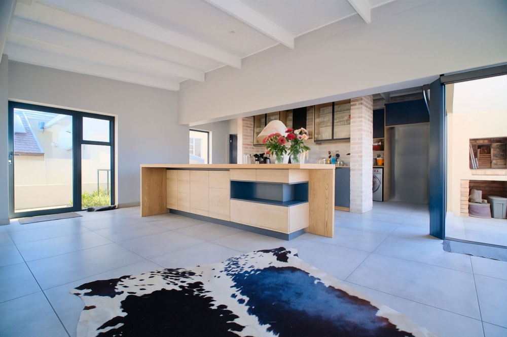 Security complex home for sale in Calypso Beach - LA1721176 Security complex home for sale in Calypso Beach - LA1721176