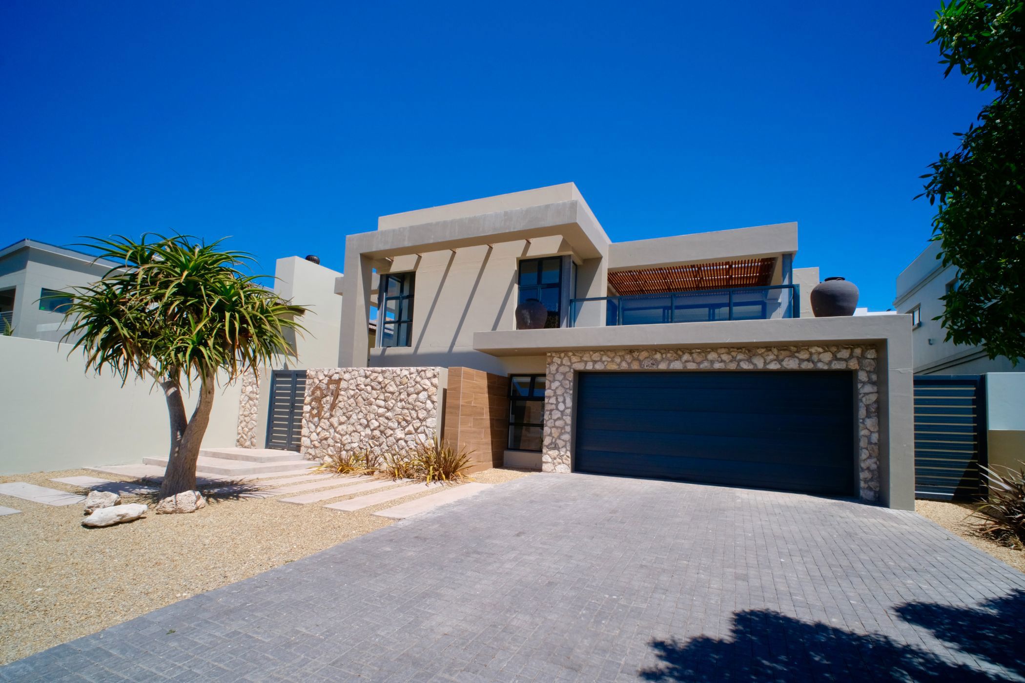 Security complex home for sale in Calypso Beach - LA1721176