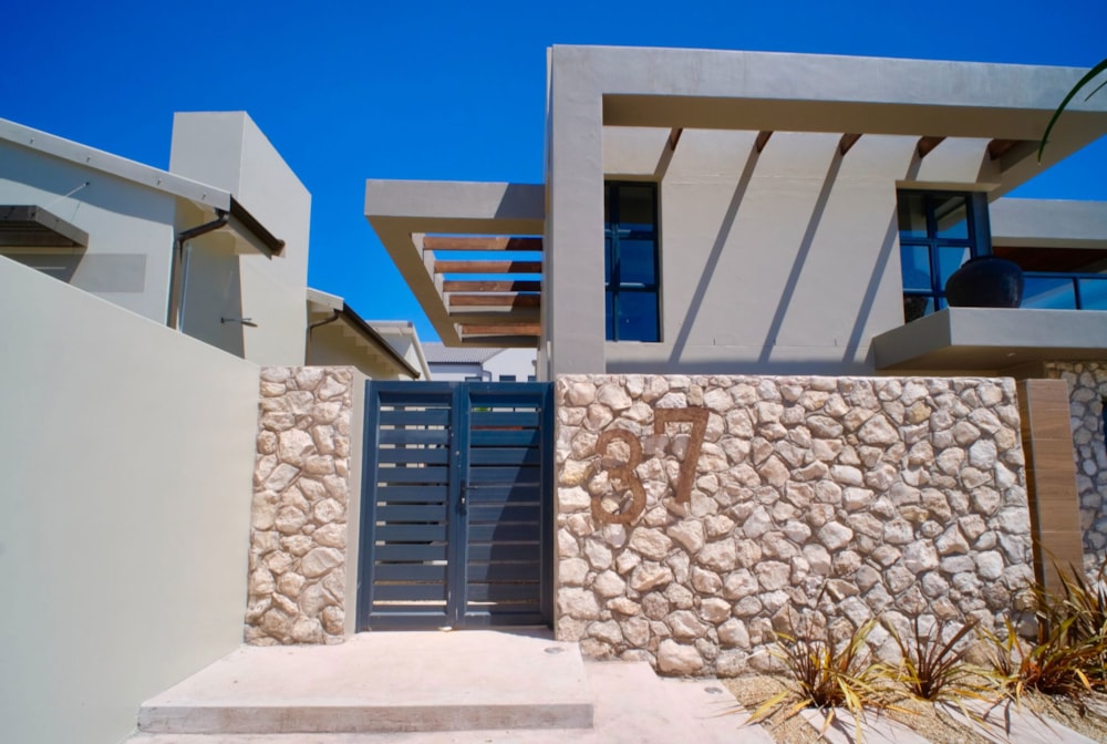 Security complex home for sale in Calypso Beach - LA1721176