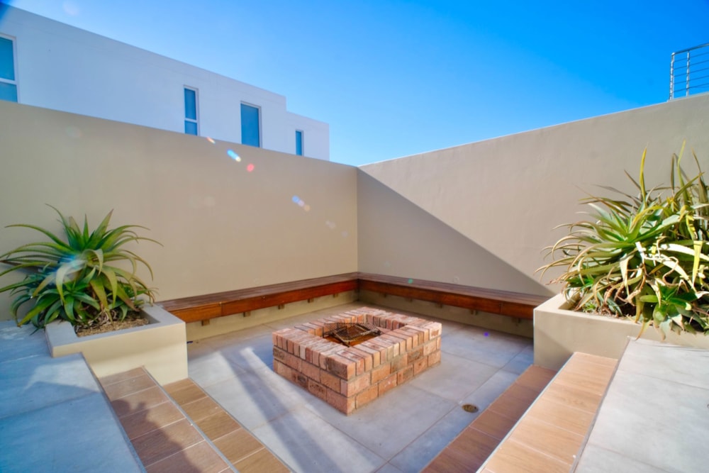 Security complex home for sale in Calypso Beach - LA1721176