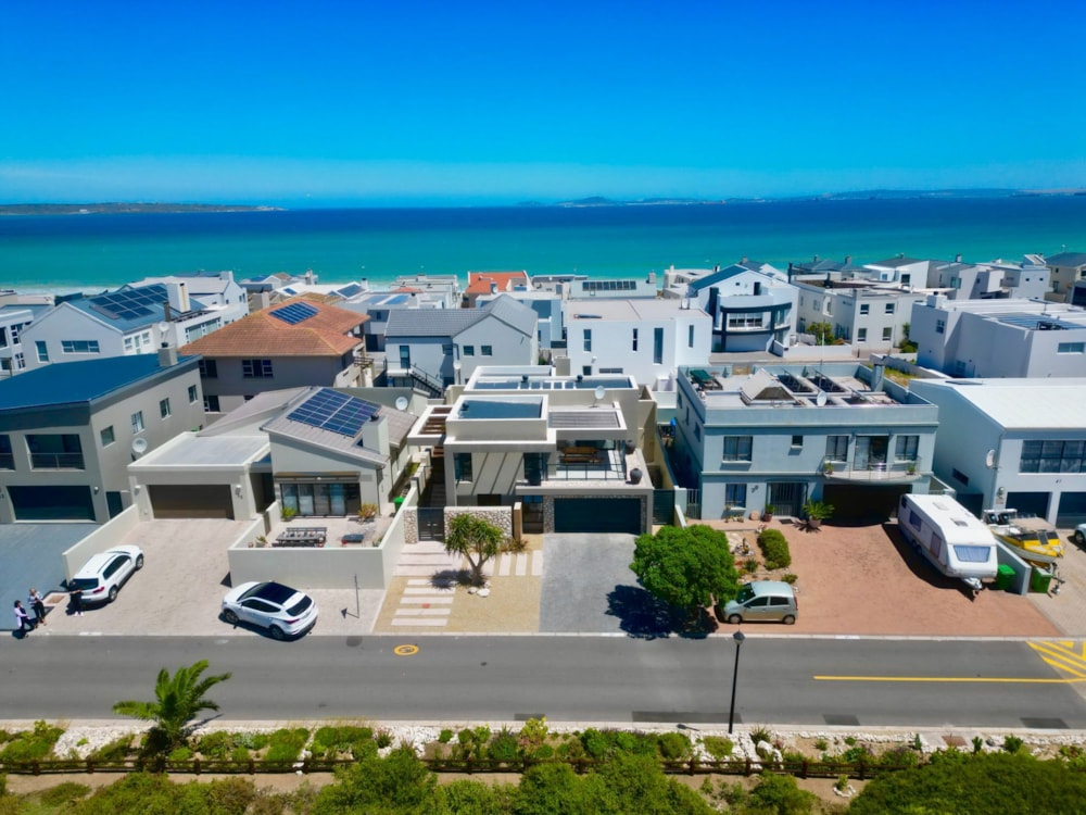 Security complex home for sale in Calypso Beach - LA1721176