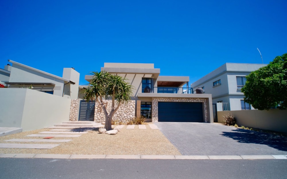 Security complex home for sale in Calypso Beach - LA1721176