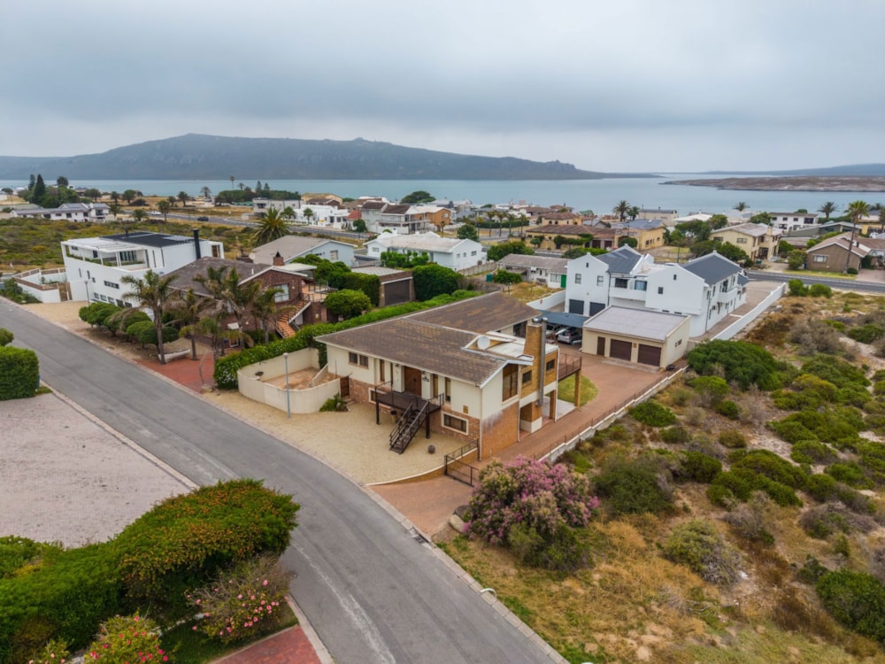 House for sale in Middedorp, Langebaan - LA1721539 House for sale in Middedorp, Langebaan - LA1721539