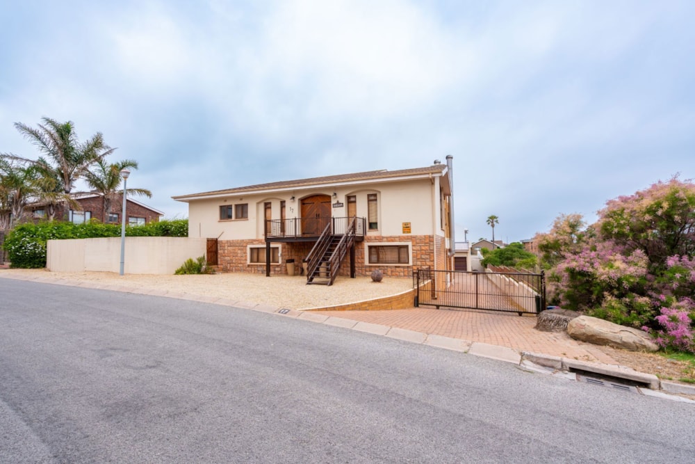 House for sale in Middedorp, Langebaan - LA1721539 House for sale in Middedorp, Langebaan - LA1721539