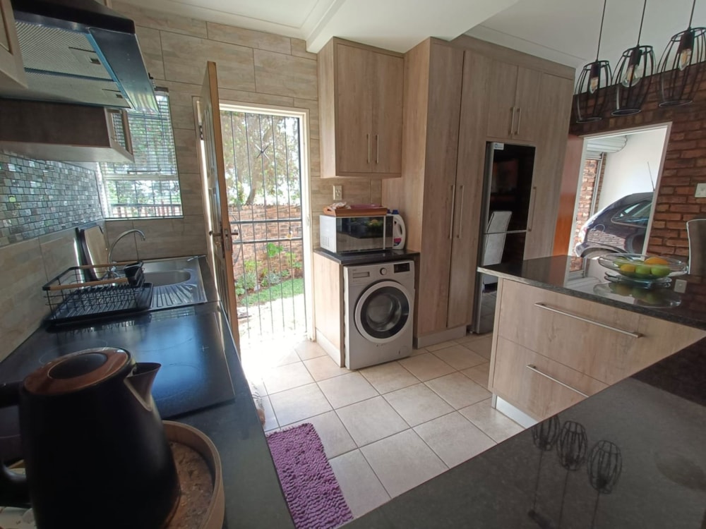 Townhouse for sale in Heuwelsig, Bloemfontein - 1BX1722009