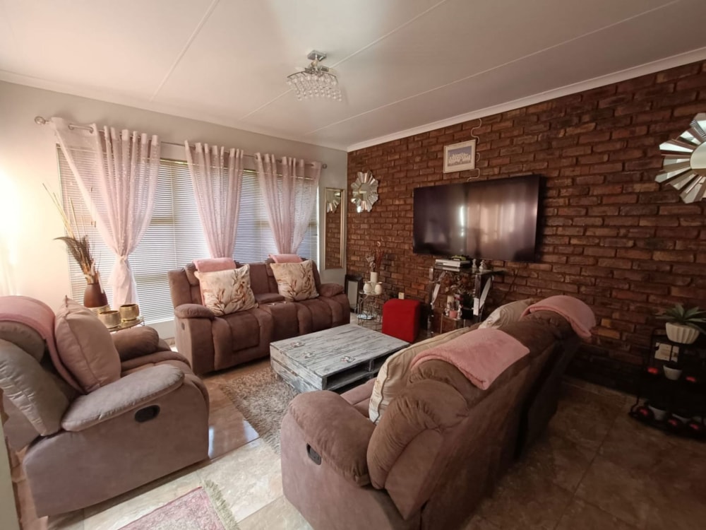 Townhouse for sale in Heuwelsig, Bloemfontein - 1BX1722009