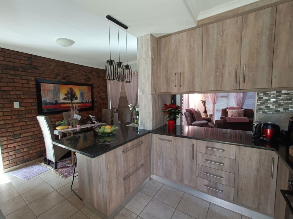 Townhouse for sale in Heuwelsig, Bloemfontein - 1BX1722009