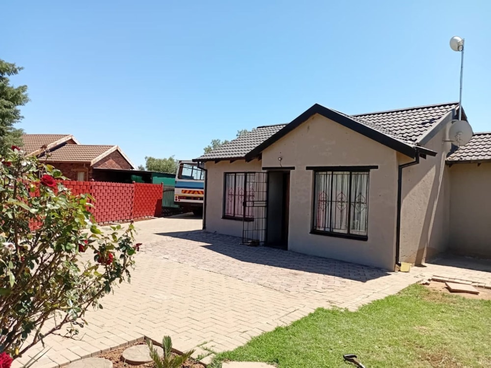 House for sale in Lourierpark - 1BX1720937