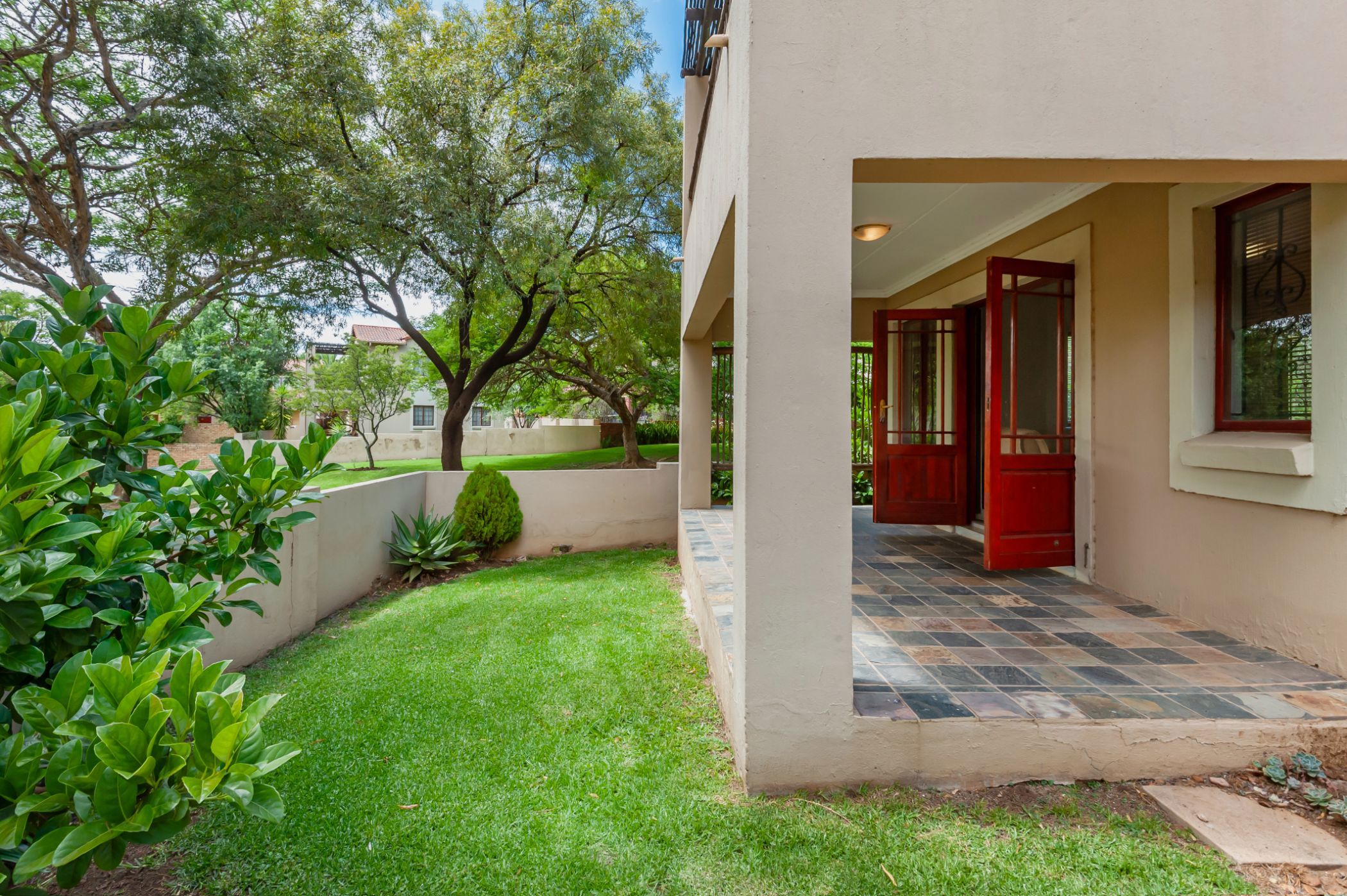 Townhouse for sale in Willowbrook - RAN1737473