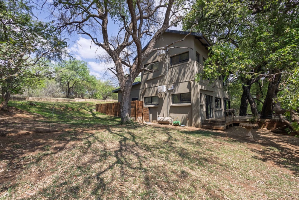 Double-storey house for sale in Hoedspruit - 1HS1722302 Double-storey house for sale in Hoedspruit - 1HS1722302