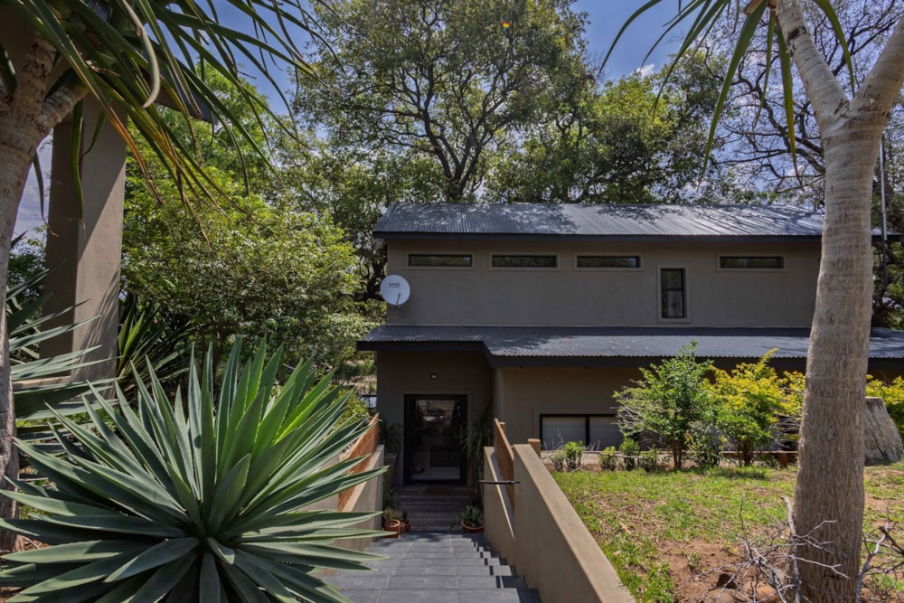 Double-storey house for sale in Hoedspruit - 1HS1722302 Double-storey house for sale in Hoedspruit - 1HS1722302