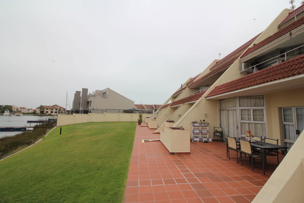 Bachelor apartment for sale in Port Owen - LA1721272 Bachelor apartment for sale in Port Owen - LA1721272