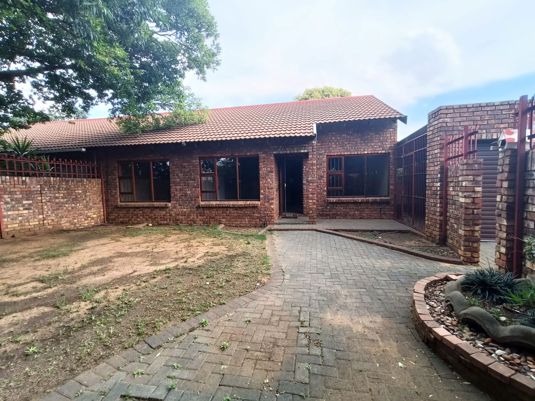 Townhouse to rent in Langenhovenpark - 1BX1720643