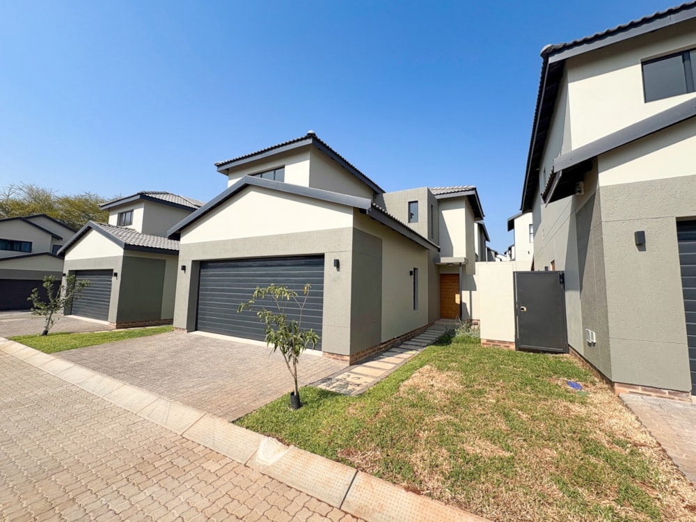Security complex home for sale in Nelspruit Ext 29 - 1NS1714336 Security complex home for sale in Nelspruit Ext 29 - 1NS1714336