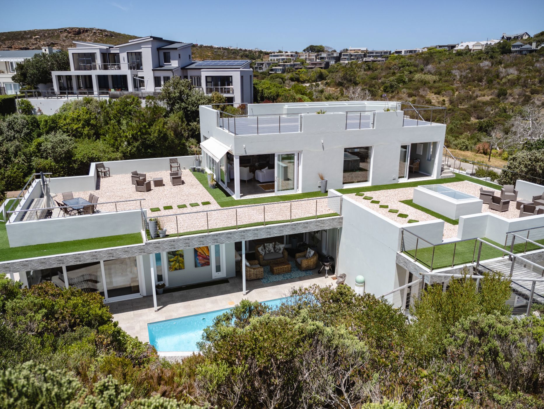 Beachfront villa to rent in Plettenberg Bay - 1KG1720613