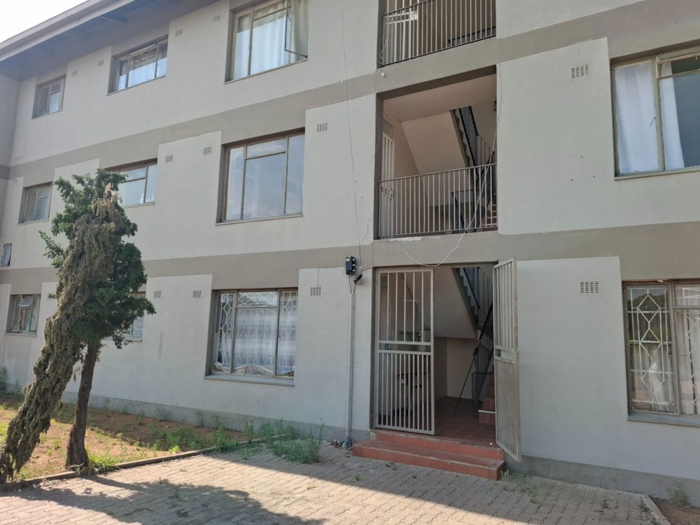 Security complex home to rent in Extension 12, Botswana - 3BO1720836 Security complex home to rent in Extension 12, Botswana - 3BO1720836