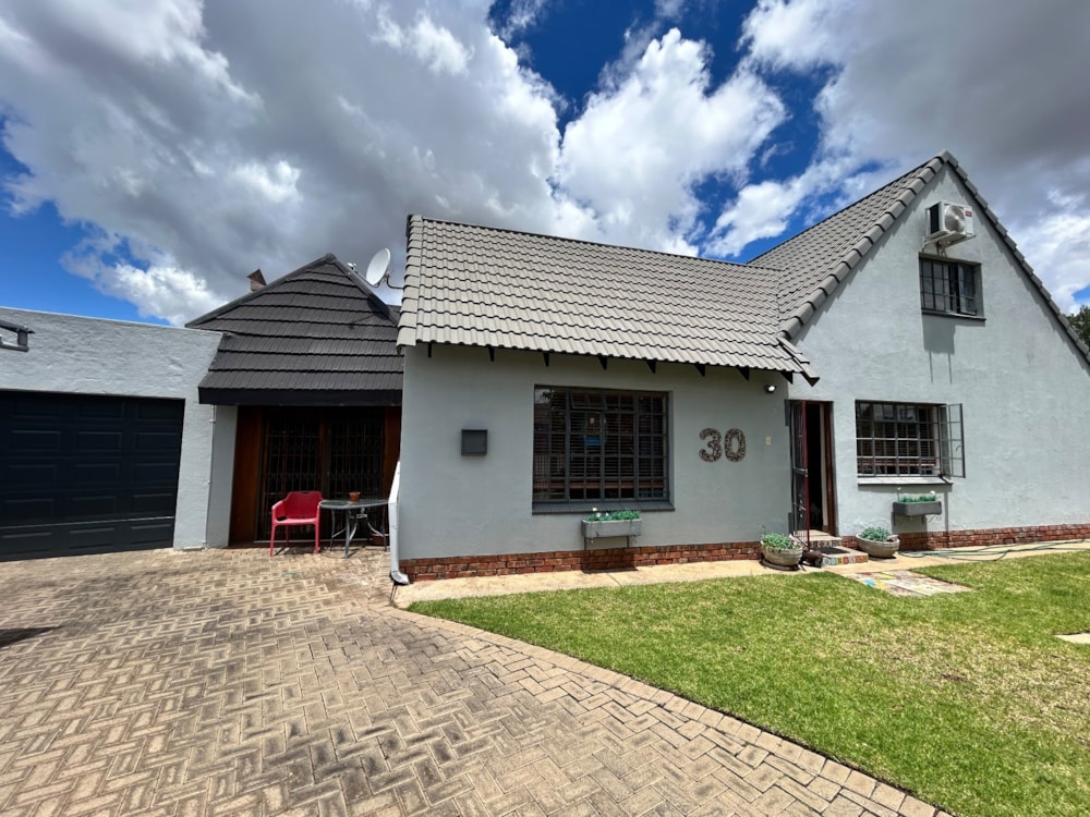 House for sale in Roylglen - 1KJ1721310 House for sale in Roylglen - 1KJ1721310